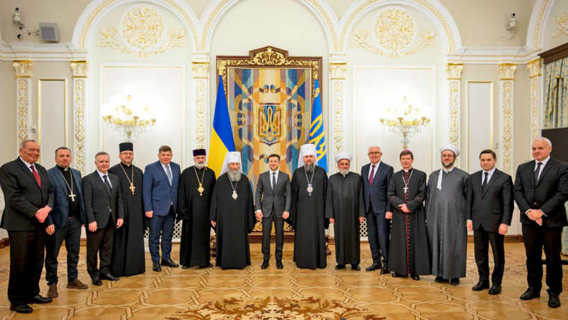 Президент Зеленський підписав закон про військове капеланство під час зустрічі з Радою Церков